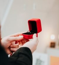 20230613164500_[fpdl.in]_unrecognizable-man-holding-box-with-ring_23-2147736110_normal